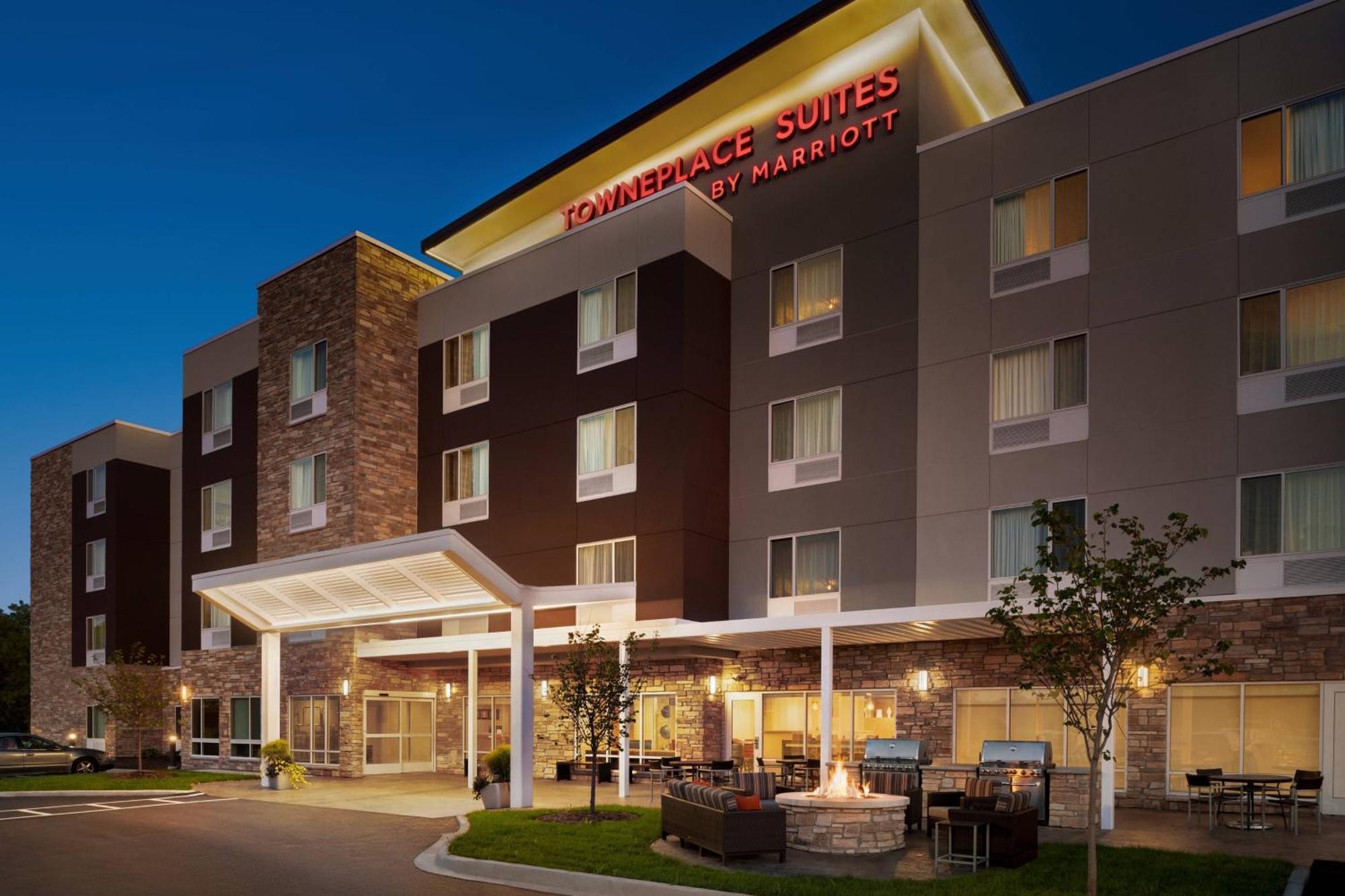 Towneplace Suites By Marriott Janesville Exterior photo