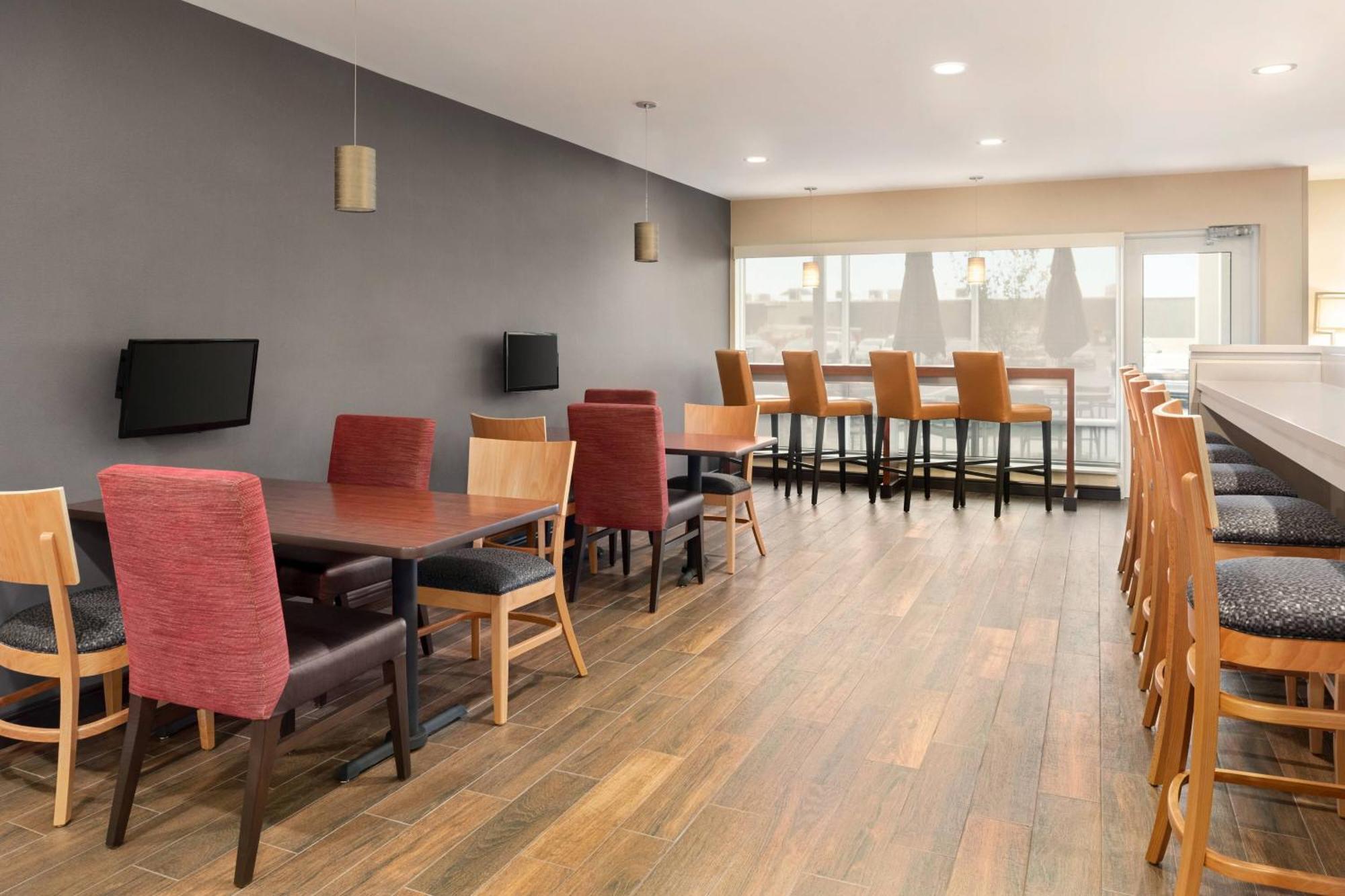Towneplace Suites By Marriott Janesville Exterior photo