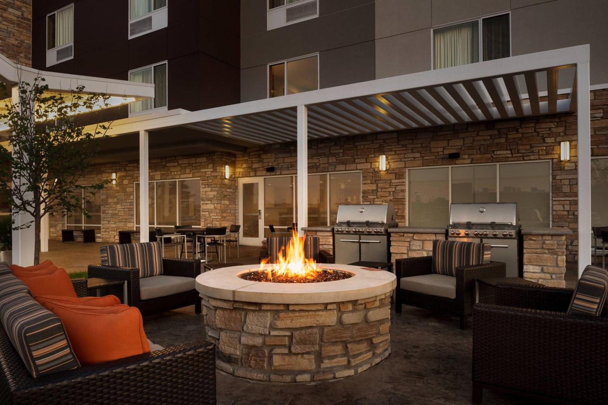 Towneplace Suites By Marriott Janesville Exterior photo